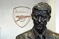 Photographie couleur de la statue en bronze d'Arsène Wenger située à L'Emirates Stadium