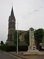 Le monument aux morts et l'église.