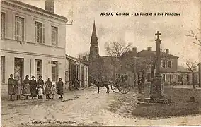 La place et la rue principale.