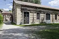 Le bâtiment des anciens laboratoires près de la cour centrale.