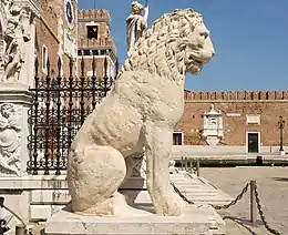 Corto : « C'est l'arsenal et les lions grecs dont Hipazia et Bepi Faliero m'ont parlé... »(planche 17, case 9)