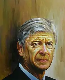 Portrait d'un homme, de face, portant les couleurs du club d'Arsenal