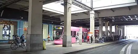 Genève, gare Cornavin (lignes 14 et 18 sur ces quais, ligne 15 sur d'autres quais, connexion avec le Léman Express)