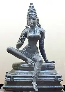 Devi faisant la kataka-mudra de la main droite et posant la gauche en dharālamba-hasta.
