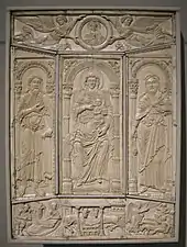 Tripyque sculpté dans l'ivoire centré sur une Vierge à l'enfant.