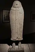 Corps de la statue de la divinité féminine (Sri ?). Prasat Kravan. XIe siècle. Grès H. 72 cm. Musée Guimet