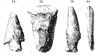 De gauche à droite : pointe de flèche en calcédoine, burin en angmâk, couteau en calcédoine et lame de type saqqaquien,.