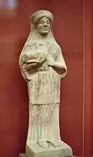 Figurine d'Artémis en terre cuite, provenant du sanctuaire d'Artémis de Kanóni, à Corfou.