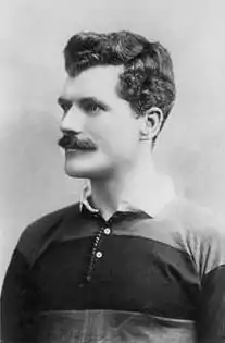 Portrait d'Arthur Gould vêtu du maillot du Newport RFC. La photo en buste présente le joueur de trois-quarts.