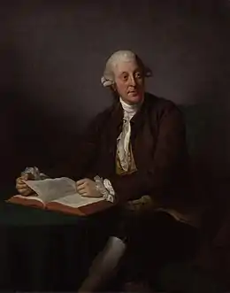 Homme en jaquette et perruque à un bureau, plume d'oie et manuscrit à la main.