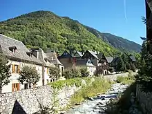 le Ticó Blanc 2 162 m en arrière plan et la rivière Valarties