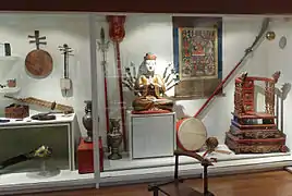 Vitrine d'objets orientaux.