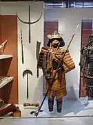 Armure complète d'un homme et sa lance.