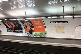 Quai Levallois. Les cadres publicitaires sont verts et la rampe d'éclairage est du style « Ouï-Dire ».