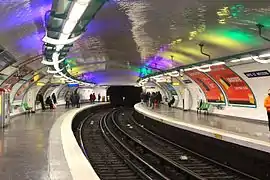 Vue en direction de Levallois. La rampe lumineuse est de nouveau colorée depuis 2015.