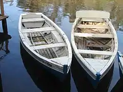 Bateaux amarrés sur le lac