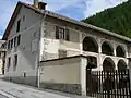 Une maison-ferme dans le bourg.