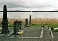 Une vue du cimetière d'Arvika le long de la baie de Kyrkviken