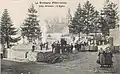 Paroissiens devant l'église d'Arzano vers 1900 (carte postale A. Waron).