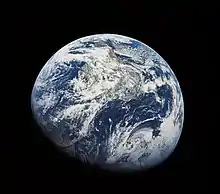 Vue du globe terrestre entier depuis l'espace.