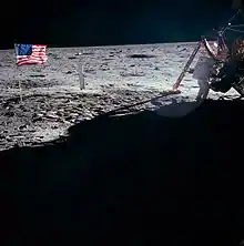 Neil Armstrong près du module lunaire d'Apollo 11.