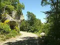 En arrière un rocher remarquable après 10,4 km de montée. L'ascension présente beaucoup de blocs granitiques.