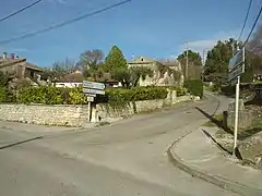 Le départ de la montée à Brouzet-lès-Alès, à l'intersection (195 m) des routes D7 et D607.