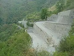 Série de lacets avant la chapelle Notre-Dame de la Ménour.