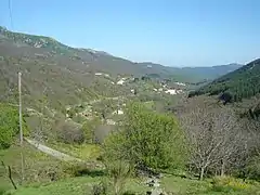 Vue depuis le hameau de Couderc (735 m, km 10,7) sur Valgorge et ses autres hameaux.