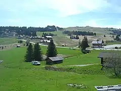 Début de l’ascension depuis le bas de la station des Saisies. Vue sur le signal de Bisanne (1 941 m) plus haut à droite