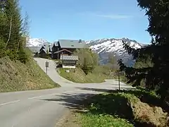 En arrière le hameau de Beaufortain à l’approche du  carrefour