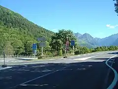 Le rond-point d'Avajan (910 m) au pied de l'ascension. La route à gauche va vers le col de Peyresourde, la route à droite vers Vielle-Louron, Adervielle, Génos et le lac de Génos-Loudenvielle.