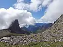 Vue du Cheval-Blanc (dans les nuages) depuis la face nord du mont Thabor.