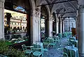 La terrasse sous les arcades.