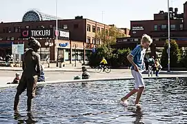 Le bassin construit en 2016 devant la mairie. Au fond, le centre commercial Tikkuri.