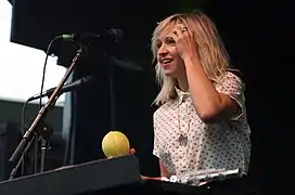 Ashleigh Ball est la voix de Kirstee.