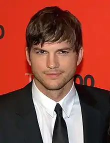 Ashton Kutcher (07/02/1978), acteur américain, a un frère jumeau, Michael Kutcher.