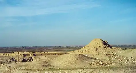 Vue du site d'Assur / Qal'at Sherqat, avec les ruines de la ziggurat.
