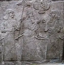 Bas-relief du Palais nord-ouest représentant le roi Assurnasirpal II et des dignitaires, palais nord-ouest de Nimroud. IXe siècle av. J.-C. British Museum.