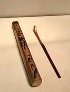 Cuiller à thé (chashaku) et son étui (tomo-zutsu) en bambou, première moitié du XVIIe siècle. Musée d'Art asiatique de San Francisco.