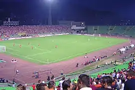 Vue intérieure d'un stade de football pendant un match nocturne