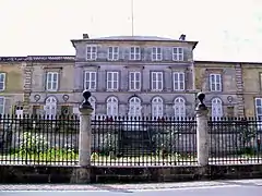 Le Château-Neuf, rue du Four, est loin de son époque de splendeur. Ici, la façade principale vers le nord. Les deux pavillons de garde de gauche et de droite de la grille ne sont pas visibles.