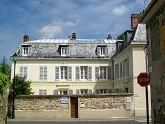 Logis ayant appartenu au domaine du « Clos des Fées », sur la Grande-Rue d'Asnières. Le manoir proprement dit se situe derrière, au nord, au milieu d'un parc.