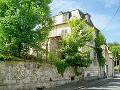 La Comerie, façade nord sur la rue de Noisy, à l'ouest d'Asnières-sur-Oise. Le manoir est aujourd'hui en partie ruiné et à l'abandon.