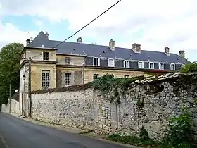 Le château de Touteville, rue Frileuse. La plus grande partie de son parc, dans la tradition des jardins anglais, appartient aujourd'hui à la commune et est ouvert au public toute l'année.