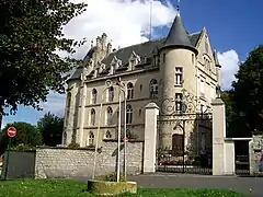 Le château actuel résulte des travaux de restauration effectués entre 1829 et 1882, mais il a remplacé un château fort médiéval dont les premières traces remontent au Xe siècle.