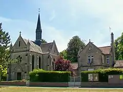 La chapelle néogothique Notre-Dame et l'ancienne école communale du hameau de Baillon, sur la place du village, rue du château.