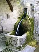 Le lavoir rue des Auges est accompagné d'une fontaine.