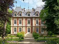 Le manoir « Vert-Galant », du XIXe siècle, construit par la famille Gardin. Il se situe rue Pierre-Brossolette.