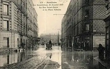 La rue Saint-Denis et la place Voltaire lors de la crue de la Seine de 1910